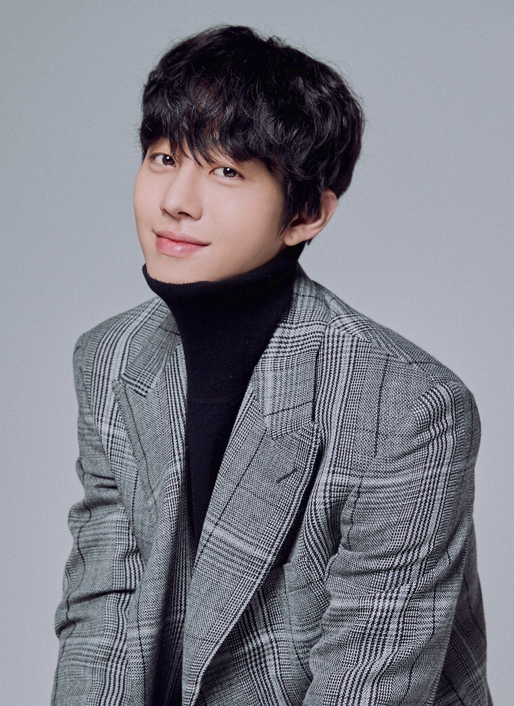 Seoul = = As much as watching a work, it is also exciting to see an actor who grows as he continues to work.Actor, who has recently been loved by many viewers, is Ahn Hyo-seop, the main character of SBS Romantic Doctor Kim Sabu 2, which ended at the end of last month.In 2015, he started with the drama Fondant Fondant LOVE, followed by Queen of the Ring, and My father is strange.After building up his experience, he transformed into a boy with a face of a horse in Thirty but Seventeen (2017), and a man with innocent charm in Abyss (2018), and completed the blunt growth drama of Seo Woo-jin, a wounded young man in Romantic Doctor Kim Sabu 2.It was an opportunity and a challenge for Ahn Hyo-seop to show all the things that he did not show before.In the first medical drama, I received homework to express the story of an adult who is ten years older than himself, a mature melodrama, and a remady of a person with a large amplitude of emotion.Seo Woo-jin, who expressed his deep eyes and emotions, succeeded in attracting viewers.Ahn Hyo-seop said that he was a youth who did not believe in romance like Seo Woo-jin, and learned how to find real romance through Romantic Doctor Kim Sabu and how to like more Acting by meeting Han Suk-kyu.Like Seo Woo-jin, it is a romantic story of Ahn Hyo-seop that he could grow big too.- Han Suk-kyu said that he was very pretty at the scene.- Did you ask a lot of advice from Han Suk-kyu?- We achieved 27% of the audience rating. In three years of mini-series, more than 25% of the drama came out.- Realize the popularity.- What is memorable during the reaction of colleagues or close people.- There is a reputation that Melody has suddenly progressed.- I had to show a different result from the existing melodrama. The melodrama of this work felt quite a man and an adult.- Co-work with Lee Sung-kyung.- Shes a good-looking girl. Shes a good fit.2 Lee Sung-kyung and Mello, a mature expression effort