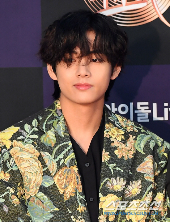 BTS V is coordinating with the participation of Itaewon Clath OST, starring actor Park Seo-joon.An official of JTBC gilt drama Itaewon Clath said on June 6, BTS V is currently coordinating with OST participation.V and Park Seo-joon, who made a connection through KBS 2TV drama Gallery in 2016, are famous for their best friends in the entertainment industry.V is participating in the OST of Itaewon Clath starring Park Seo-joon, and hopes to launch a support shot.Meanwhile, Itaewon Clath is broadcast every Friday and Saturday at 10:50 pm.