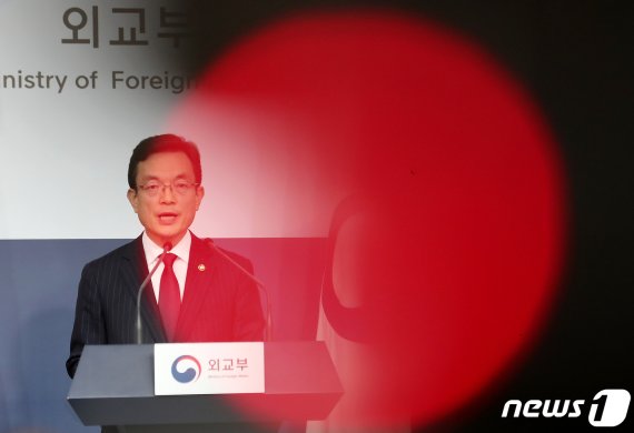 (ソウル=ニュース1) 移動して記者 = ゾセヤング外交部 1次官が 6日午後ソウル鍾路区政府ソウル庁舍別館で日本が韓国人に対して酔った入国規制強化措置に対応した相応措置を発表している. この日先立って強硬化外交部長官はドミタ高地(富田浩司) 在韓日本大使を招致して日本政府の韓国人に対する入国制した措置に残念を表明して 