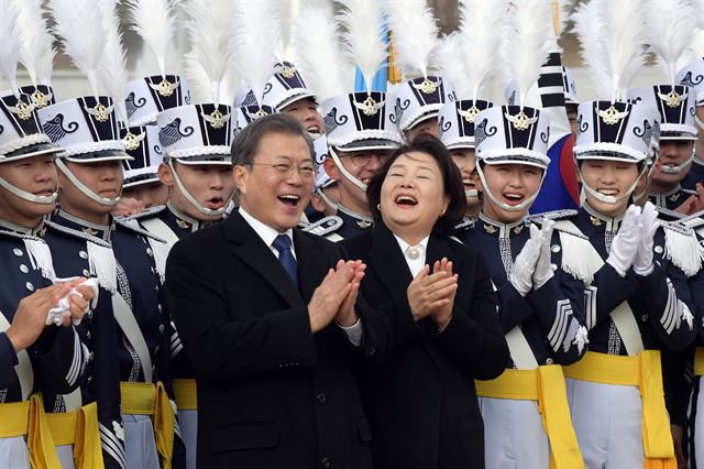 문재인 대통령과 김정숙 여사가 4일 충북 청주시 공군사관학교에서 열린 제68기 졸업 및 임관식에 참석해 졸업생도들과 기념촬영하고 있다. 문 대통령은 이날 외부행사에서 처음 마스크를 착용하지 않았다 왕태석 선임기자