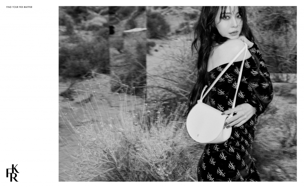 Actor Han Ye-seul becomes bag brand ModelOn the 6th, Findkapoor released a picture of the 2020 S/S season campaign model, Han Ye-seul and Palm Springs.Han Ye-seul in the public picture poses in front of an exotic landscape.He showed off his stylish look with Stitch Pings in a white knit top and pleated skirt.In the picture, Han Ye-seul proposed a bag trend with Ribbonback, Collection Line 01back, Pattern Chain Minifings, Stitch Pings, Accordian Bag called Han Ye-seul Bag.The bag worn by Han Ye-seul can be found on various on-line and off-lines such as Find Car Poors official online mall, Lotte Department Store headquarters, Hyundai Department Store trade center, Shinsegae Department Store Centum City store and duty free shop.
