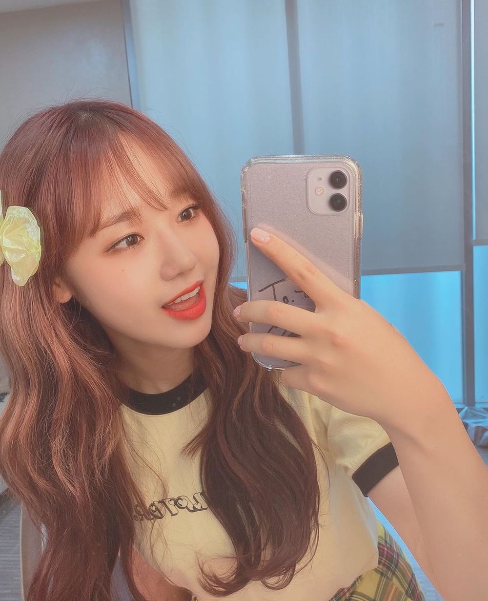 Choi Yoo-jung presents a refreshing, youthful mirror SelfieGroup Weki Meki member Choi Yoo-jung uploaded four photos to her Instagram on March 5 with the phrase To My Boyfriend.In the photo, Choi Yoo-jung is smiling sunny in stage costumes, followed by a cute charm with his lips sticking out.han jung-won