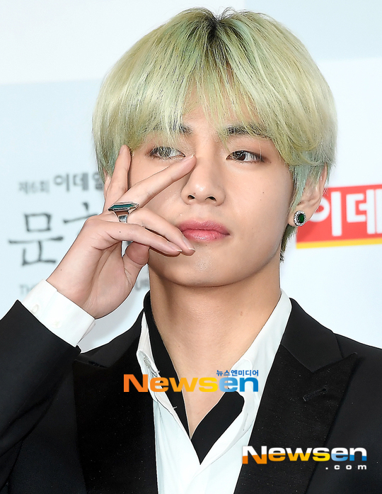 Group BTS member V (real name Kim Tae-hyung) is expected to be an OST singer for his close actor Park Seo-joon.JTBC gilt drama Itaewon Clath said on March 6, We are coordinating the participation of Vs Itaewon Clath OST.Earlier, V suggested that it was possible to participate in the Itaewon Clath OST through BTS Wibus in January.If you confirm the participation of Itaewon Clath OST, V will show a new OST in about three years.Previously, V was well received by singing KBS 2TV monthly drama Hwarang: The Poet Warrior Youth OST Dead You, which ended in February 2017, along with BTS member Jean.His friendship with Park Seo-joon also stands out.V and Park Seo-joon have continued their sticky friendship since co-starring in Hwarang: The Poet Warrior Youth.hwang hye-jin