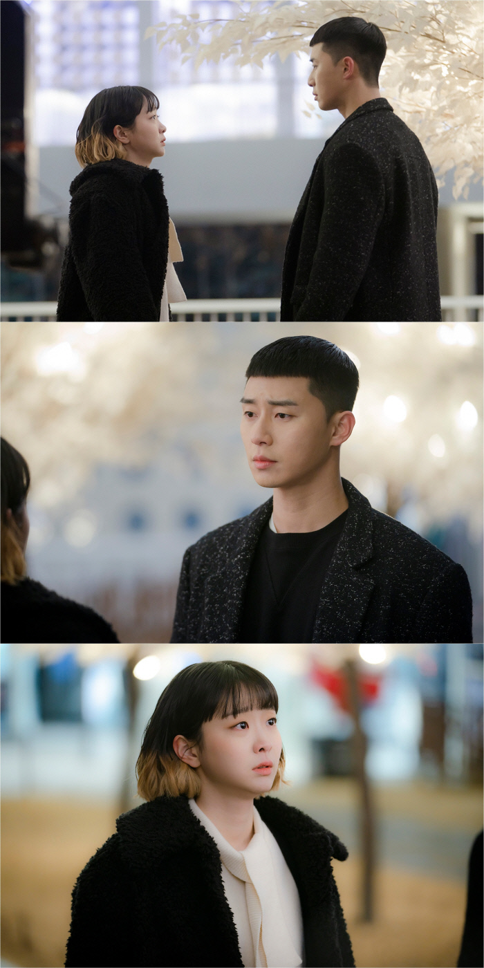 Crime Chief JTBC gilt play Itaewon clath Kim Da-mi made Confessions to Park Seo-joon.On the 6th, Itaewon Klath released photos of Park Seo-joon and Kim Da-mi, who faced each other with their sad eyes.In the public photos, Kim Da-mis sad eyes catch her eye, and she is curious about what the story is looking at Park Seo-joon with tears.Park Seo-joons look on this is also mixed with complex Feeling.In an earlier trailer, Park, who hesitates to ask Jang Geun-soo (Kim Dong-hee)s question, Have you ever seen Seo-yool Lee as a woman? And Joe-yol Lee, who avoids his seat, was revealed.Then he followed him with a group of straight-line Confessions, I love you, I love you, to Roy.Attention is focusing on how the relationship between the two will change.In the 11th episode, which was broadcast on this day, Roy, who was offered an investment in Danbampocha with an unexpected opportunity, is deeply troubled, while Joe-yool Lee, who is heartbroken by Roy, who does not know my heart, is drawn.Attention is focusing on whether the Confessions of Roy and Joe Lee, who have expressed their unwavering heart toward their first love, Oh Soo-ah (Kwon Nara), can overturn his mind.Seo-yool Lee is meeting with Roy and realizing love for the first time in his life, said the production team of Itaewon Klath.Were going to draw a series of honest and sincere Confessions by Joe-yol Lee, who cant hide his growing heart toward him, so please keep an eye on the changes in their relationship.On the other hand, the 11th Itaewon Clath can be seen at 10:50 pm on the night.