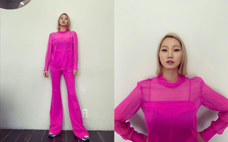 Model and Broadcaster Jang Yoon-ju reported on the latest.Jang Yoon-ju posted two photos on his Instagram on the 6th with an article entitled There is nothing color to change my mood. # Hot Pink.Jang Yoon-ju in the public photo is wearing a hot pink color costume and staring at the camera and showing off the Model Force.Jang Yoon-jus imposing expression, blonde hairstyle and pink lip attract attention.Jang Yoon-ju played MC last year in On Style, Olive Entertainment Get It Beauty 2019.Photo: Jang Yoon-ju Instagram