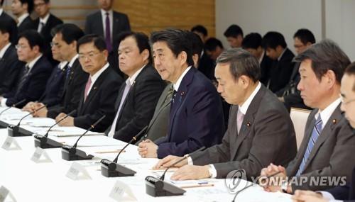 (教徒東京=連合ニュース) Abe信條日本総理が 5日官邸で鼻でも19 対策本部会議を主宰している.