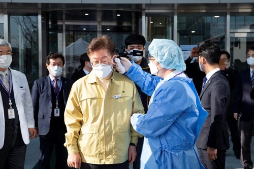 발열 검사받는 이재명 경기도지사 2월 5일 오후 이재명 경기도지사가 성남시의료원을 현장 방문해 의료원에 입장하기 전 발열 검사를 받고 있다. [경기도 제공. 재판매 및 DB 금지]