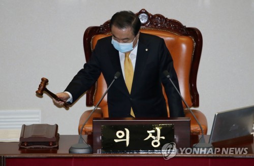 본회의 개의 선언하는 문희상 국회의장 (서울=연합뉴스) 김인철 기자 = 문희상 국회의장이 6일 오후 국회에서 열린 본회의에서 의사봉을 두드리고 있다. 2020.3.6 yatoya@yna.co.kr