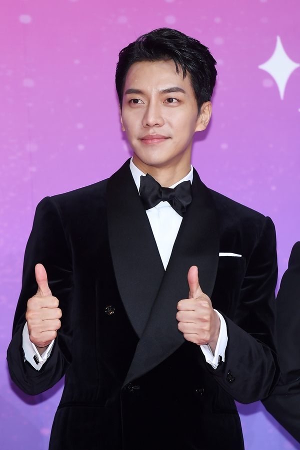 Singer and actor Lee Seung-gi won 100 million won for Low-income Child, which is suffering from COVID-19 damage, and Lee Seung-gi fan association also won 10 million won and showed good influence.Lee Seung-gi fan association collected donations from domestic and foreign fans and delivered 10 million won of Donation amount to prevent COVID-19 spread and overcome damage to international relief development NGO Good Neighbors on the 28th of last month.Lee Seung-gi has previously donated 100 million won to Good Neighbors for the prevention and safe protection of COVID-19 Infection in Deagu and Daegu Gyeongbuk Institute of Science and Tech Low-income Child.Lee Seung-gi said at the time that he decided on the Donation because he thought Low-income Child was having trouble living safely.The Donation Gold will be delivered as an Infection Prevention Goods and necessities to Deagu and the Daegu Gyeongbuk Institute of Science and Tech Local Low-income Child.Meanwhile, the Lee Seung-gi fan association also delivered Donation money to Shinchon Severance Hospital for patients receiving rehabilitation with Lee Seung-gi in January.Lee Seung-gi also enjoyed 100 million won of Donation money at the time, and the fan association also delivered 10 million won.Meanwhile, Lee Seung-gi is meeting with viewers through SBS All The Butlers and tvN Friday night.