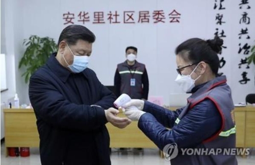 지난달 10일 베이징의 한 병원을 찾은 시진핑 중국 국가주석 [AP=연합뉴스]