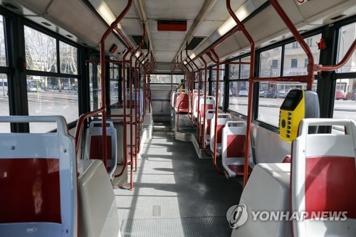 6日ローマ市内を運行するがらんとしたバス [EPA=連合ニュース]