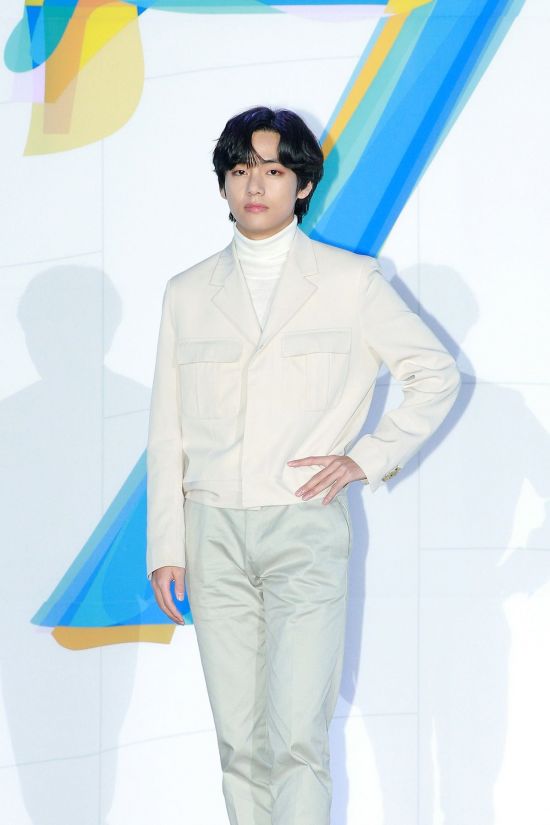 According to a TV report on June 6, the group BTS V will join the JTBC Itaewon Clath OST lineup.Previously, V expressed his desire to join the Itaewon Clath OST by conveying the recent music activities such as composition in the internet live broadcast that communicates with fans in January.Vs wind becomes reality and he will sing the drama OST in more than three years after the OST of Hwarang: The Poet Warrior Youth with Jean.Meanwhile, public attention is also focused on the relationship with Park Seo-joon, who is appearing in Itaewon Class.The two are known to have become best friends because they acted together on KBS2TV Hwarang: The Poet Warrior Youth which was aired in 2016.