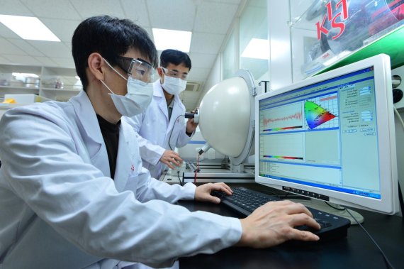 KIST 연구원들이 새로운 청색광 LED 반도체 기술로 발광 효율을 테스트하고 있다. KIST 제공