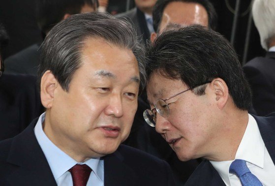 바른정당 김무성(왼쪽) 의원과 유승민 의원이 2017년 이야기를 나누고 있다. [중앙포토]