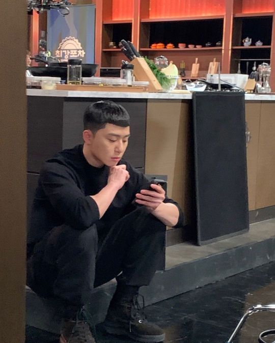<p>Actor Park Seo-joon, this handsome visual to show him.</p><p>Park Seo-joon is a 3-8 his Instagram in the funny I want one calledwriting with pictures showing.</p><p>In the picture, JTBC gold store drama, Itaewon, then write on the shooting field, squatting sitting, Park Seo-joons appearance, the fence won. Park Seo-joon is all-black outfit with the stylish attraction more. Park Seo-joons sharp jaw line and a distinct visage is handsome visuals, accessorised with.</p><p>A picture for the fans of course well I saw him. Too handsome. Real life dramas, etc., reactions.</p><p>Park Seo-joon, This starring is Itaewon then writeevery week Friday, Saturday 10pm 50 Minutes broadcast</p>