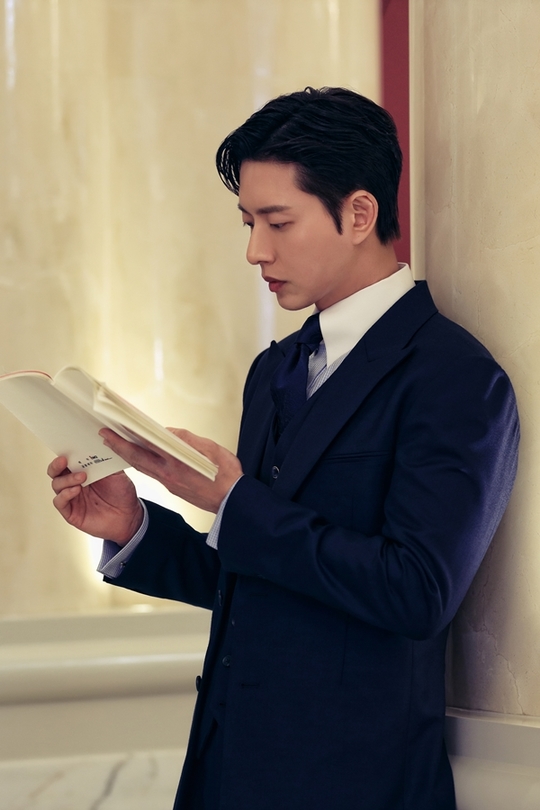 Forest side Park Hae-jin X Jo Bo-ah forced to applaud effort Forest Park Hae-jin - Jo Bo-ah has unveiled script Sticky Chemie, a secret to acting power that paints the house theater as Healing Phytoncide.Park Hae-jin - Jo Bo-ah added Jung Young-jae (Jo Bo-ah) to the goal of individual assets in KBS 2TV drama Forest (playplayed by Lee Sun-young / directed by Oh Jong-rok) and broke the curse of Kang San-hyuk who tried to catch two rabbits, work and love, and trauma that had taken him with Kang San-hyuk He played the role.After the start of Love, the two are playing steam healing romance while comforting and comforting each others pain and wounds.Park Hae-jin and Jo Bo-ah are captivating the attention of the intense script love scene, which is concentrating on the end without ever releasing the script from the hand.As if the examinee is doing his best to study the test, he is showing the aspect of a special script rubber in the form of being immersed in the script anytime, anywhere, regardless of place, time, weather.First of all, Park Hae-jin is struggling to express Kang San-hyuk, who is sharp and cool in front of work but is showing a caring drama and drama character in front of love.I read and read scripts, chew on the lines dozens of times, try to find the tone of the dialogue that matches each screen, and I am constantly trying to show the director and the character full of reality about the screen.In addition, Park Hae-jin has been practicing to the fire training center during the shooting schedule to transform into a special rescue team, and has been proving the love of the work after the love of the script, such as directing the props needed for the screen to the scene.Jo Bo-ah, who is a cheerful and youthful ace surgeon, but has a fear and sadness inside due to the trauma caused by childhood accidents, is always showing a full-scale situation with a script in his hand.Jo Bo-ah is deeply immersed in the script so that the staff does not miss the script while they organize their style.Moreover, from facial expressions to gestures such as eyes and gestures, I carefully check the meaning of the script, take a picture, and when I finish shooting, I run to the camera and do not forget to monitor it.bak-beauty