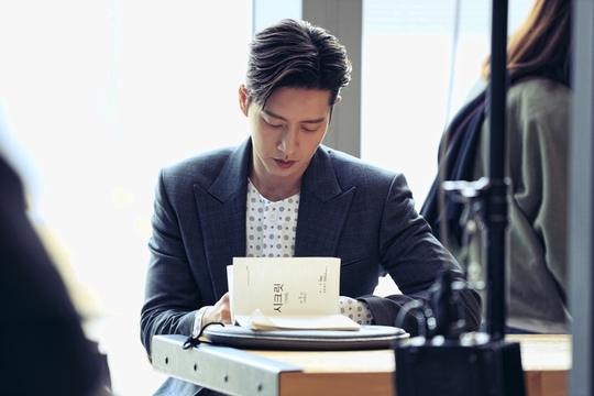 Forest side Park Hae-jin X Jo Bo-ah forced to applaud effort Forest Park Hae-jin - Jo Bo-ah has unveiled script Sticky Chemie, a secret to acting power that paints the house theater as Healing Phytoncide.Park Hae-jin - Jo Bo-ah added Jung Young-jae (Jo Bo-ah) to the goal of individual assets in KBS 2TV drama Forest (playplayed by Lee Sun-young / directed by Oh Jong-rok) and broke the curse of Kang San-hyuk who tried to catch two rabbits, work and love, and trauma that had taken him with Kang San-hyuk He played the role.After the start of Love, the two are playing steam healing romance while comforting and comforting each others pain and wounds.Park Hae-jin and Jo Bo-ah are captivating the attention of the intense script love scene, which is concentrating on the end without ever releasing the script from the hand.As if the examinee is doing his best to study the test, he is showing the aspect of a special script rubber in the form of being immersed in the script anytime, anywhere, regardless of place, time, weather.First of all, Park Hae-jin is struggling to express Kang San-hyuk, who is sharp and cool in front of work but is showing a caring drama and drama character in front of love.I read and read scripts, chew on the lines dozens of times, try to find the tone of the dialogue that matches each screen, and I am constantly trying to show the director and the character full of reality about the screen.In addition, Park Hae-jin has been practicing to the fire training center during the shooting schedule to transform into a special rescue team, and has been proving the love of the work after the love of the script, such as directing the props needed for the screen to the scene.Jo Bo-ah, who is a cheerful and youthful ace surgeon, but has a fear and sadness inside due to the trauma caused by childhood accidents, is always showing a full-scale situation with a script in his hand.Jo Bo-ah is deeply immersed in the script so that the staff does not miss the script while they organize their style.Moreover, from facial expressions to gestures such as eyes and gestures, I carefully check the meaning of the script, take a picture, and when I finish shooting, I run to the camera and do not forget to monitor it.bak-beauty