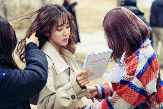 Forest side Park Hae-jin X Jo Bo-ah forced to applaud effort Forest Park Hae-jin - Jo Bo-ah has unveiled script Sticky Chemie, a secret to acting power that paints the house theater as Healing Phytoncide.Park Hae-jin - Jo Bo-ah added Jung Young-jae (Jo Bo-ah) to the goal of individual assets in KBS 2TV drama Forest (playplayed by Lee Sun-young / directed by Oh Jong-rok) and broke the curse of Kang San-hyuk who tried to catch two rabbits, work and love, and trauma that had taken him with Kang San-hyuk He played the role.After the start of Love, the two are playing steam healing romance while comforting and comforting each others pain and wounds.Park Hae-jin and Jo Bo-ah are captivating the attention of the intense script love scene, which is concentrating on the end without ever releasing the script from the hand.As if the examinee is doing his best to study the test, he is showing the aspect of a special script rubber in the form of being immersed in the script anytime, anywhere, regardless of place, time, weather.First of all, Park Hae-jin is struggling to express Kang San-hyuk, who is sharp and cool in front of work but is showing a caring drama and drama character in front of love.I read and read scripts, chew on the lines dozens of times, try to find the tone of the dialogue that matches each screen, and I am constantly trying to show the director and the character full of reality about the screen.In addition, Park Hae-jin has been practicing to the fire training center during the shooting schedule to transform into a special rescue team, and has been proving the love of the work after the love of the script, such as directing the props needed for the screen to the scene.Jo Bo-ah, who is a cheerful and youthful ace surgeon, but has a fear and sadness inside due to the trauma caused by childhood accidents, is always showing a full-scale situation with a script in his hand.Jo Bo-ah is deeply immersed in the script so that the staff does not miss the script while they organize their style.Moreover, from facial expressions to gestures such as eyes and gestures, I carefully check the meaning of the script, take a picture, and when I finish shooting, I run to the camera and do not forget to monitor it.bak-beauty