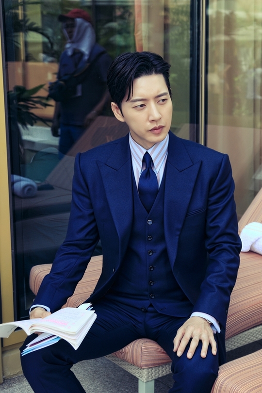 Forest side Park Hae-jin X Jo Bo-ah forced to applaud effort Forest Park Hae-jin - Jo Bo-ah has unveiled script Sticky Chemie, a secret to acting power that paints the house theater as Healing Phytoncide.Park Hae-jin - Jo Bo-ah added Jung Young-jae (Jo Bo-ah) to the goal of individual assets in KBS 2TV drama Forest (playplayed by Lee Sun-young / directed by Oh Jong-rok) and broke the curse of Kang San-hyuk who tried to catch two rabbits, work and love, and trauma that had taken him with Kang San-hyuk He played the role.After the start of Love, the two are playing steam healing romance while comforting and comforting each others pain and wounds.Park Hae-jin and Jo Bo-ah are captivating the attention of the intense script love scene, which is concentrating on the end without ever releasing the script from the hand.As if the examinee is doing his best to study the test, he is showing the aspect of a special script rubber in the form of being immersed in the script anytime, anywhere, regardless of place, time, weather.First of all, Park Hae-jin is struggling to express Kang San-hyuk, who is sharp and cool in front of work but is showing a caring drama and drama character in front of love.I read and read scripts, chew on the lines dozens of times, try to find the tone of the dialogue that matches each screen, and I am constantly trying to show the director and the character full of reality about the screen.In addition, Park Hae-jin has been practicing to the fire training center during the shooting schedule to transform into a special rescue team, and has been proving the love of the work after the love of the script, such as directing the props needed for the screen to the scene.Jo Bo-ah, who is a cheerful and youthful ace surgeon, but has a fear and sadness inside due to the trauma caused by childhood accidents, is always showing a full-scale situation with a script in his hand.Jo Bo-ah is deeply immersed in the script so that the staff does not miss the script while they organize their style.Moreover, from facial expressions to gestures such as eyes and gestures, I carefully check the meaning of the script, take a picture, and when I finish shooting, I run to the camera and do not forget to monitor it.bak-beauty