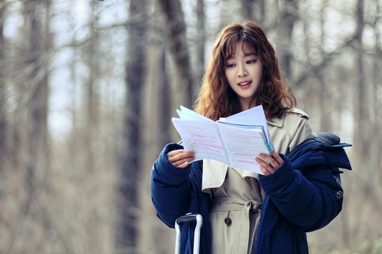 Forest side Park Hae-jin X Jo Bo-ah forced to applaud effort Forest Park Hae-jin - Jo Bo-ah has unveiled script Sticky Chemie, a secret to acting power that paints the house theater as Healing Phytoncide.Park Hae-jin - Jo Bo-ah added Jung Young-jae (Jo Bo-ah) to the goal of individual assets in KBS 2TV drama Forest (playplayed by Lee Sun-young / directed by Oh Jong-rok) and broke the curse of Kang San-hyuk who tried to catch two rabbits, work and love, and trauma that had taken him with Kang San-hyuk He played the role.After the start of Love, the two are playing steam healing romance while comforting and comforting each others pain and wounds.Park Hae-jin and Jo Bo-ah are captivating the attention of the intense script love scene, which is concentrating on the end without ever releasing the script from the hand.As if the examinee is doing his best to study the test, he is showing the aspect of a special script rubber in the form of being immersed in the script anytime, anywhere, regardless of place, time, weather.First of all, Park Hae-jin is struggling to express Kang San-hyuk, who is sharp and cool in front of work but is showing a caring drama and drama character in front of love.I read and read scripts, chew on the lines dozens of times, try to find the tone of the dialogue that matches each screen, and I am constantly trying to show the director and the character full of reality about the screen.In addition, Park Hae-jin has been practicing to the fire training center during the shooting schedule to transform into a special rescue team, and has been proving the love of the work after the love of the script, such as directing the props needed for the screen to the scene.Jo Bo-ah, who is a cheerful and youthful ace surgeon, but has a fear and sadness inside due to the trauma caused by childhood accidents, is always showing a full-scale situation with a script in his hand.Jo Bo-ah is deeply immersed in the script so that the staff does not miss the script while they organize their style.Moreover, from facial expressions to gestures such as eyes and gestures, I carefully check the meaning of the script, take a picture, and when I finish shooting, I run to the camera and do not forget to monitor it.bak-beauty