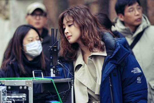 Forest side Park Hae-jin X Jo Bo-ah forced to applaud effort Forest Park Hae-jin - Jo Bo-ah has unveiled script Sticky Chemie, a secret to acting power that paints the house theater as Healing Phytoncide.Park Hae-jin - Jo Bo-ah added Jung Young-jae (Jo Bo-ah) to the goal of individual assets in KBS 2TV drama Forest (playplayed by Lee Sun-young / directed by Oh Jong-rok) and broke the curse of Kang San-hyuk who tried to catch two rabbits, work and love, and trauma that had taken him with Kang San-hyuk He played the role.After the start of Love, the two are playing steam healing romance while comforting and comforting each others pain and wounds.Park Hae-jin and Jo Bo-ah are captivating the attention of the intense script love scene, which is concentrating on the end without ever releasing the script from the hand.As if the examinee is doing his best to study the test, he is showing the aspect of a special script rubber in the form of being immersed in the script anytime, anywhere, regardless of place, time, weather.First of all, Park Hae-jin is struggling to express Kang San-hyuk, who is sharp and cool in front of work but is showing a caring drama and drama character in front of love.I read and read scripts, chew on the lines dozens of times, try to find the tone of the dialogue that matches each screen, and I am constantly trying to show the director and the character full of reality about the screen.In addition, Park Hae-jin has been practicing to the fire training center during the shooting schedule to transform into a special rescue team, and has been proving the love of the work after the love of the script, such as directing the props needed for the screen to the scene.Jo Bo-ah, who is a cheerful and youthful ace surgeon, but has a fear and sadness inside due to the trauma caused by childhood accidents, is always showing a full-scale situation with a script in his hand.Jo Bo-ah is deeply immersed in the script so that the staff does not miss the script while they organize their style.Moreover, from facial expressions to gestures such as eyes and gestures, I carefully check the meaning of the script, take a picture, and when I finish shooting, I run to the camera and do not forget to monitor it.bak-beauty