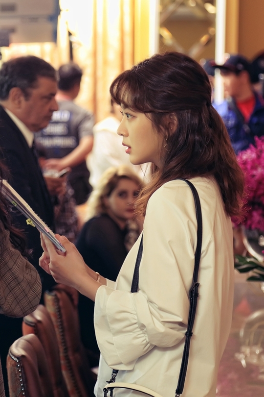 Forest side Park Hae-jin X Jo Bo-ah forced to applaud effort Forest Park Hae-jin - Jo Bo-ah has unveiled script Sticky Chemie, a secret to acting power that paints the house theater as Healing Phytoncide.Park Hae-jin - Jo Bo-ah added Jung Young-jae (Jo Bo-ah) to the goal of individual assets in KBS 2TV drama Forest (playplayed by Lee Sun-young / directed by Oh Jong-rok) and broke the curse of Kang San-hyuk who tried to catch two rabbits, work and love, and trauma that had taken him with Kang San-hyuk He played the role.After the start of Love, the two are playing steam healing romance while comforting and comforting each others pain and wounds.Park Hae-jin and Jo Bo-ah are captivating the attention of the intense script love scene, which is concentrating on the end without ever releasing the script from the hand.As if the examinee is doing his best to study the test, he is showing the aspect of a special script rubber in the form of being immersed in the script anytime, anywhere, regardless of place, time, weather.First of all, Park Hae-jin is struggling to express Kang San-hyuk, who is sharp and cool in front of work but is showing a caring drama and drama character in front of love.I read and read scripts, chew on the lines dozens of times, try to find the tone of the dialogue that matches each screen, and I am constantly trying to show the director and the character full of reality about the screen.In addition, Park Hae-jin has been practicing to the fire training center during the shooting schedule to transform into a special rescue team, and has been proving the love of the work after the love of the script, such as directing the props needed for the screen to the scene.Jo Bo-ah, who is a cheerful and youthful ace surgeon, but has a fear and sadness inside due to the trauma caused by childhood accidents, is always showing a full-scale situation with a script in his hand.Jo Bo-ah is deeply immersed in the script so that the staff does not miss the script while they organize their style.Moreover, from facial expressions to gestures such as eyes and gestures, I carefully check the meaning of the script, take a picture, and when I finish shooting, I run to the camera and do not forget to monitor it.bak-beauty