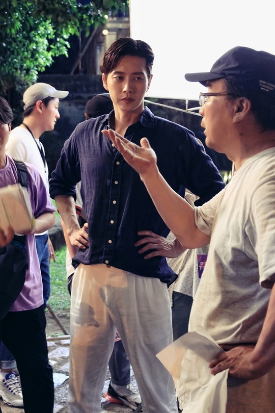 Forest side Park Hae-jin X Jo Bo-ah forced to applaud effort Forest Park Hae-jin - Jo Bo-ah has unveiled script Sticky Chemie, a secret to acting power that paints the house theater as Healing Phytoncide.Park Hae-jin - Jo Bo-ah added Jung Young-jae (Jo Bo-ah) to the goal of individual assets in KBS 2TV drama Forest (playplayed by Lee Sun-young / directed by Oh Jong-rok) and broke the curse of Kang San-hyuk who tried to catch two rabbits, work and love, and trauma that had taken him with Kang San-hyuk He played the role.After the start of Love, the two are playing steam healing romance while comforting and comforting each others pain and wounds.Park Hae-jin and Jo Bo-ah are captivating the attention of the intense script love scene, which is concentrating on the end without ever releasing the script from the hand.As if the examinee is doing his best to study the test, he is showing the aspect of a special script rubber in the form of being immersed in the script anytime, anywhere, regardless of place, time, weather.First of all, Park Hae-jin is struggling to express Kang San-hyuk, who is sharp and cool in front of work but is showing a caring drama and drama character in front of love.I read and read scripts, chew on the lines dozens of times, try to find the tone of the dialogue that matches each screen, and I am constantly trying to show the director and the character full of reality about the screen.In addition, Park Hae-jin has been practicing to the fire training center during the shooting schedule to transform into a special rescue team, and has been proving the love of the work after the love of the script, such as directing the props needed for the screen to the scene.Jo Bo-ah, who is a cheerful and youthful ace surgeon, but has a fear and sadness inside due to the trauma caused by childhood accidents, is always showing a full-scale situation with a script in his hand.Jo Bo-ah is deeply immersed in the script so that the staff does not miss the script while they organize their style.Moreover, from facial expressions to gestures such as eyes and gestures, I carefully check the meaning of the script, take a picture, and when I finish shooting, I run to the camera and do not forget to monitor it.bak-beauty