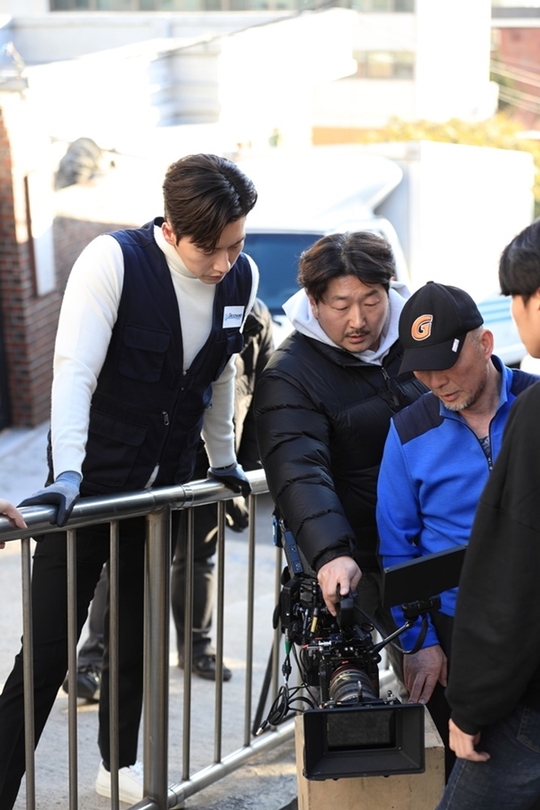 Forest side Park Hae-jin X Jo Bo-ah forced to applaud effort Forest Park Hae-jin - Jo Bo-ah has unveiled script Sticky Chemie, a secret to acting power that paints the house theater as Healing Phytoncide.Park Hae-jin - Jo Bo-ah added Jung Young-jae (Jo Bo-ah) to the goal of individual assets in KBS 2TV drama Forest (playplayed by Lee Sun-young / directed by Oh Jong-rok) and broke the curse of Kang San-hyuk who tried to catch two rabbits, work and love, and trauma that had taken him with Kang San-hyuk He played the role.After the start of Love, the two are playing steam healing romance while comforting and comforting each others pain and wounds.Park Hae-jin and Jo Bo-ah are captivating the attention of the intense script love scene, which is concentrating on the end without ever releasing the script from the hand.As if the examinee is doing his best to study the test, he is showing the aspect of a special script rubber in the form of being immersed in the script anytime, anywhere, regardless of place, time, weather.First of all, Park Hae-jin is struggling to express Kang San-hyuk, who is sharp and cool in front of work but is showing a caring drama and drama character in front of love.I read and read scripts, chew on the lines dozens of times, try to find the tone of the dialogue that matches each screen, and I am constantly trying to show the director and the character full of reality about the screen.In addition, Park Hae-jin has been practicing to the fire training center during the shooting schedule to transform into a special rescue team, and has been proving the love of the work after the love of the script, such as directing the props needed for the screen to the scene.Jo Bo-ah, who is a cheerful and youthful ace surgeon, but has a fear and sadness inside due to the trauma caused by childhood accidents, is always showing a full-scale situation with a script in his hand.Jo Bo-ah is deeply immersed in the script so that the staff does not miss the script while they organize their style.Moreover, from facial expressions to gestures such as eyes and gestures, I carefully check the meaning of the script, take a picture, and when I finish shooting, I run to the camera and do not forget to monitor it.bak-beauty