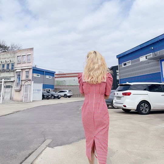 Group Apink member Kim Nam-joo showed off her fresh beauty.Kim Nam-joo posted a picture on his Instagram on March 8.The picture shows Kim Nam-joo in a red checkered dress; Kim Nam-joo smiles brightly at the camera.Kim Nam-joos dissipating small face size and a constricted waist line catch the eye.delay stock