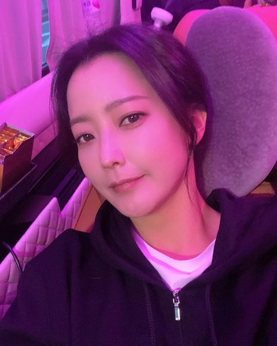 Kim Hee-sun has revealed the latest.Kim Hee-sun released her selfie on March 8th through her Instagram: Beauty looks shine even in natural attire and facial expressions.The netizen admired the comment Beautiful looks that have missed the years and I am also.pear hyo-ju