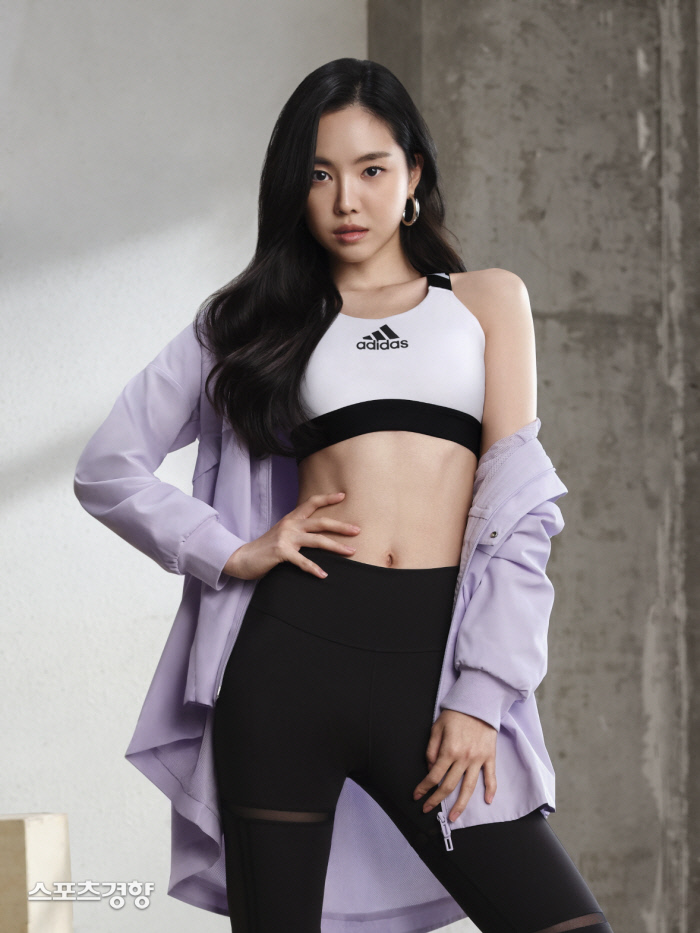 Son Na-eun, a member of Girl Group Apink and an Actor, was named Sports Brand Campaign Model.On the 8th, Son Na-eun appeared as a campaign model for a sports brand, a women-only model launched for World Womens Day.Son Na-eun, who is also a new challenge as an artist and actor who expresses himself in a dignified manner, has been evaluated that the healthy and active image is consistent with the message that the campaign wants to convey.Son Na-eun has already been active as one of the faces representing the former World Model since being selected as the brands Model in 2018.Even in this public video, Son Na-eun showed a comfortable and stylish fashion with intense and bold movements.With the windshield, tights and bra tops are simple but sensual style attracts attention.Son Na-eun, who became the SS20 Womens Campaign Model of the sports brand Adidas, can be seen through Adidas official social network service.