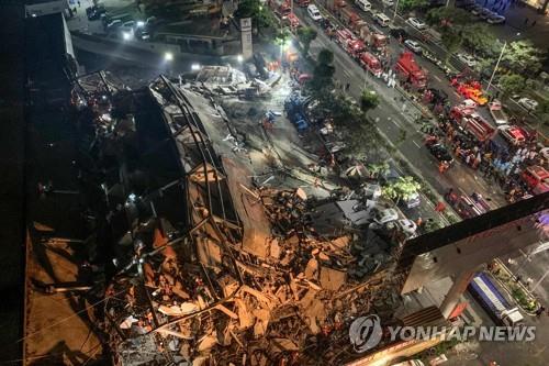 철골 구조 드러난 붕괴 호텔 [AFP=연합뉴스]