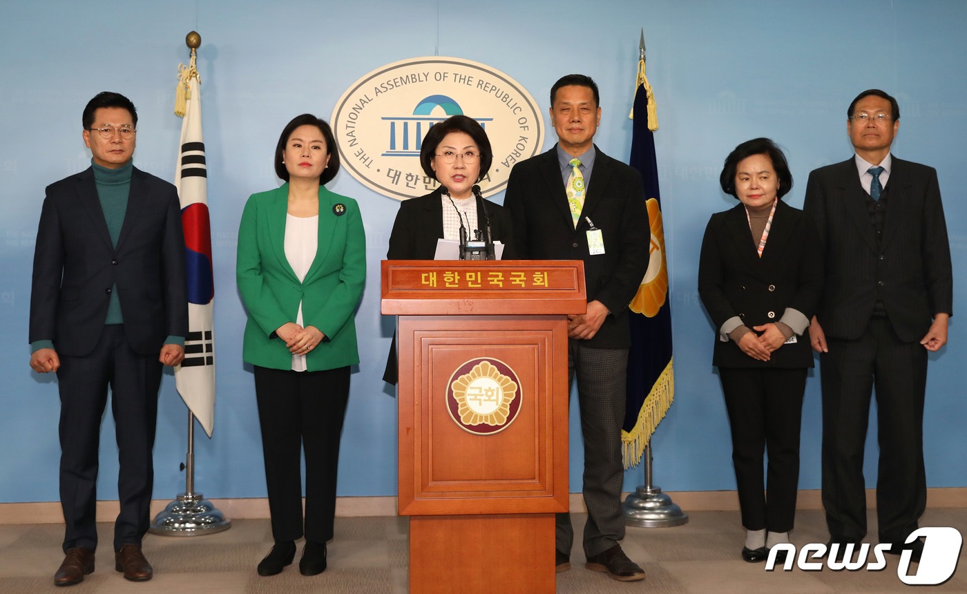 According to Choi Minsheng per, the second recruitment talent announced on the day is Kim Yoo-jung, former chairman of the Korea Information and Communications Development Institute, Yoon Eun-sook, vice chairman of the National Nursing Academy, Kim Do Hoon,Kim was former presidential administrator of the presidential office of Kim Dae-jung and served as proportional representative of the Democratic Union Party in the 18th National Assembly. Yoon served as the policy chief of the National Assembly.Yoon also served as a member of the 8th and 9th Kyonggi.Kim Do Hoon is the president of the Society of Ocean Food and Cooking and the president of the Association of Food and Restaurant Cooking Meisters, who has been a visiting professor at UCLA and a full-time professor at Korea University.Choi has served as a member of the 8th and 9th Seoul Metropolitan Assembly.It is reported that the candidates for the recruitment talent and the proportional representation have not yet been confirmed.Minsheng per announced the Repair per of the standing committee of Yang Soon-pils former social disaster special committee along with the second recruitment talent.Yang has been a former deputy spokesman for Peoples Party in the past and has left for the 2018 Social Disaster Special Committee.On the 6th, he will run for the Kyonggi The light goes in the general election.Yang Soon-pil Repair per..Kyonggi The light goes from Peoples Party