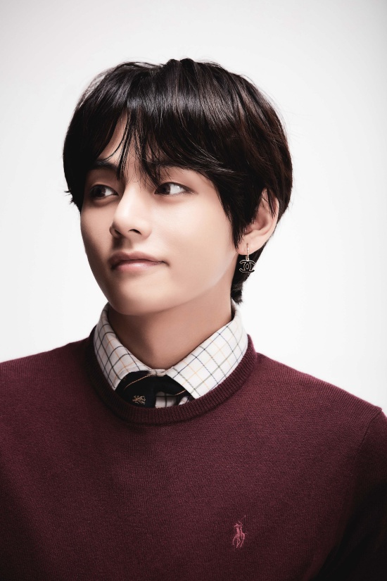 BTS V launched a support shot at his best friend Park Seo-joon.JTBCs Drama Itaewon Klath said on the afternoon of the 9th that V will release OST Sweet Nightstand (Sweet Night) on major music sites on the 13th.Sweet Nightstand is an indie pop genre full of acoustic feelings. V has participated in direct production and singing. Vs charming voice is featured.Vs participation in this OST was concluded with the connection with Actor Park Seo-joon, the main character of Itaewon Klath and his usual acquaintance, said the production team of Itaewon Klath.V has been releasing personal works such as Nessie, Landscape, and Winter Bear.Meanwhile, Itaewon Klath is based on the next Web toon of the same name. Youths show their founding myths on their own values ​​on the small streets of Itaewon.It is broadcast every Friday and Saturday at 10:50 p.m.