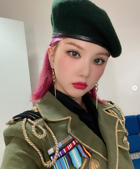 Group GFriend Eunha has unveiled Selfie.Eunha posted a photo on the official SNS of GFriend on the 9th with an article entitled Funny Eunha.In the photo, Eunha is wearing a GFriend stage award and making a serious look. She showed sexy charm through her appearance in a military look to Beremo with a green costume.From ornaments to dyed hair color, Eunha boasted a lush atmosphere.GFriend, whose Eunha belongs to, performed his mini album :LABYRINTH for three weeks on the 23rd of last month