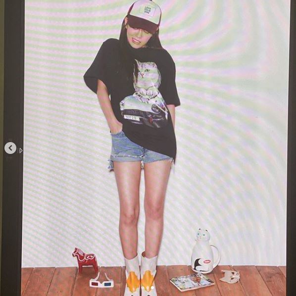Singer and Actor Kim Se-jeong released the picture.Kim Se-jeong posted three photos on his instagram on the 9th day with an article entitled Oboi I Owarman I can not get my hands off ....Kim Se-jeong in the public photo was wearing a white dress with a clearness and stimulated retro sensibility by lifting the LP plate.In the behind-the-cut, he laughed at the netizens with a pleasant and youthful charm.In response, Wikimikki Choi Yoo-jung, a native of I.O.I, commented, Its a piece, revealing a warm friendship.On the other hand, Kim Se-jeong released the TVN drama Loves Unstoppable OST sound source on February 1.Photo: Kim Se-jeong SNS