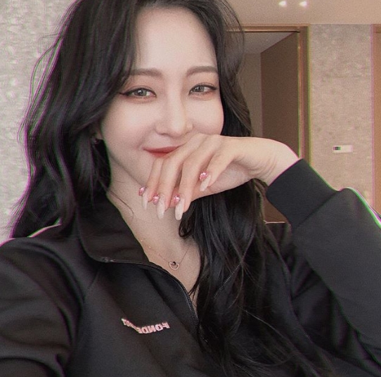 Actor Han Ye-seuls latest selfie has been releasedHan Ye-seul posted a picture and a picture on his Instagram on the 9th, Come to my house and play  welcome to my house.Han Ye-seul in the public photo is making a bright Smile with a camera, and the visual of Han Ye-seul, which has a red lip in a dark eye makeup, catches the eye.Meanwhile, Han Ye-seul is communicating with fans through YouTube.Photo = Han Ye-seul Instagram