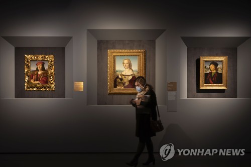 이탈리아 라파엘로 전시회에 마스크 쓴 여성 [AP=연합뉴스]