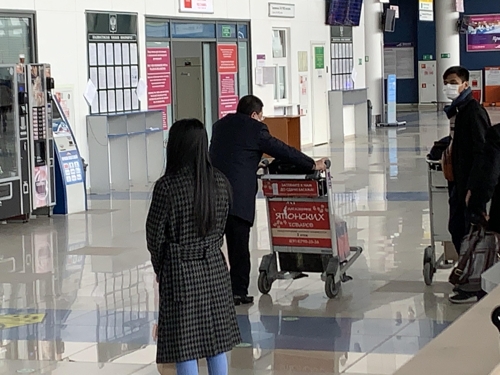 블라디보스토크 국제공항에 도착한 인파. [연합뉴스 김형우 특파원 촬영]