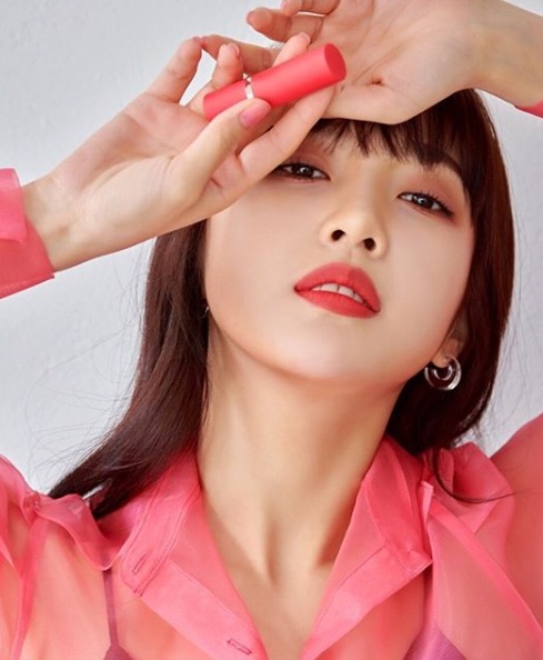 On the 10th, a cosmetics brand unveiled a picture of Red Velvet Joys innocent and elegant look.In the photo released on the day, Joy showed off clear skin and lovely makeup that seemed more transparent with the sunshine.In another pictorial cut, Joy had a sophisticated vibe with a subtle pink mood of makeup.Meanwhile, Joy is appearing on SBS real basketball, Handsome Tigers.