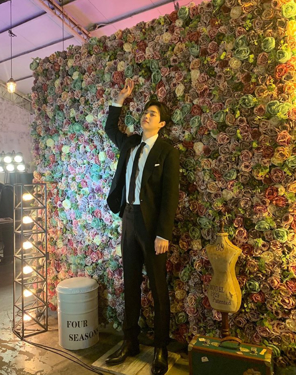 On the morning of the 10th, Song Kang posted a picture on his instagram with a short article called Start.In the public photos, Song Kang, who is leaning on a wall full of flowers, looks at the camera.Dressed in a neat suit, Song Kang caught his eye with a long glee and perfect visuals.Meanwhile, Song Kang has been preparing for the Netflix original series If you like it season 2.