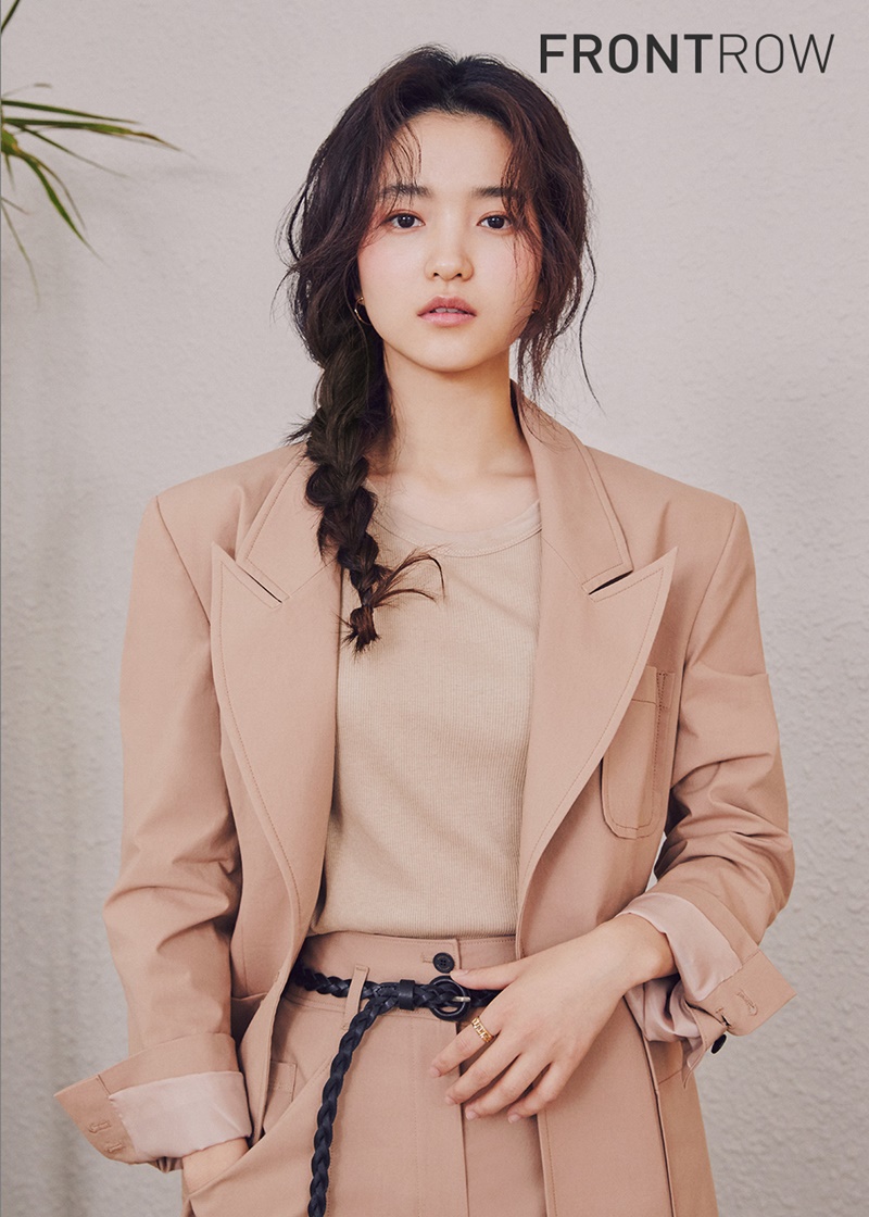Fashion brand Front Right (FRONTROW) released a picture of Clash Cotton Collection with muse Actor Kim Tae-ri on the 10th.In this picture, Kim Tae-ri is wearing a cotton collection with minimal silhouette and neutral color.I wore a loose fit set-up suit and a jump suit with a braided hair that naturally made me feel like a fine head, and I made a comfortable and elegant atmosphere.Front right follows the trend of nature-friendly moods Earl look, which has been trending since last year, and proposes a neutral Earls color palette and tone-on-tone look optimized for Asian skin tone.Starting with the key items such as trench coat and set-up suit, we show essential items that are comfortable to wear in everyday life such as Jump suit, One piece, blouse, skirt, cargo pants.Cotton suits, which can be produced in set-up or single-piece, utilize the finishing technique developed independently by Manteco, an Italian premium one-stage company.It complements the disadvantages of cotton materials that are vulnerable to wrinkles and has convenience of management.Front rights sensual Clash Cotton collection can be found on the W-Concept official website and mobile app.