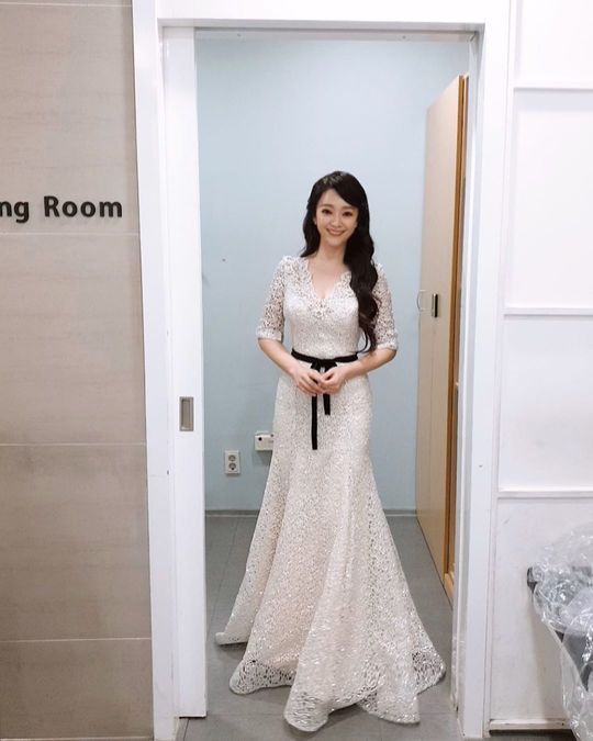 Kim So-hyun showed off her Dress.Musical actor Kim So Hyun posted an article and a photo on his instagram on March 10, Thank you today.In the photo, Kim is wearing a pure white Dress and long hair, and the elegant Dress and outstanding beauty are like a Disney princess.Minjee Lee