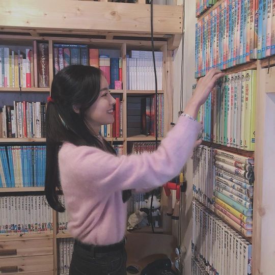 Actor Jin Se-yeon delivered a lovely Smile with a bright Smile that was not tired during filming.Jin Se-yeon posted several photos on the personal Instagram on March 10, adding a hashtag (#) called Bornagein. Old Future Haeuni.In the photo, Jin Se-yeon is choosing books in pink knits in front of old-looking books.Jin Se-yeon showed off her lovely charm by not losing Smile as if she were happy even during filming.Jin Se-yeon will appear on KBS 2TV Drama Bon-in, which is scheduled to be broadcast in April, as Jung Ha-eun and Jeong Sa-bin.Born Gain will draw the story of three men and women who are entangled in fate after reincarnation.In the Instagram photo released by Jin Se-yeon, it is presumed that he is playing the role of the background character Jung Ha Eun in 1980, although the old Heavens Bookstore feeling is buried.Choi Yu-jin