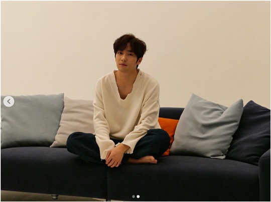 Actor Lee Sang-yeob showed off his charm with his puppy-like appearance even in his blank expression.Lee Sang-yeob posted two photos on his personal instagram  on March 9, Just bruises on the day of rest. In the photo, Lee is sitting on the sofa and looking at the camera with a blank expression.Lee Sang-yeob wore a white T-shirt and shook her emotions with cute visuals like puppies.Lee Sang-yeob plays the role of a pediatric physician, Yoon Kyu-jin, in KBS 2TVs new weekend drama I went once.Lee Sang-yeob will work with actors Lee Min-jung, Lee Jung-eun and Chun Ho-jin through his works.Lee Sang-yeob continues his ten-day career by appearing in SBS New Moon drama Good Casting as well as I have been there once.Lee Sang-yeob has revealed his extraordinary chemistry with actors Choi Kang-hee and Yoo In-young, who appear together in the work through Instagram  , and stimulated curiosity about the drama.Choi Yu-jin