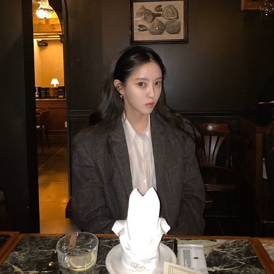 Group T-ara member Hyomin boasted a pure beauty.Hyomin posted a picture on his Instagram on March 10.Inside the picture is a picture of Hyomin sitting in a somewhat cluttered place, and Hyomins large, clear eyes staring at the camera catch his eye.Hyomins disappearing small face size and white skin without any blemishes attract attention.delay stock