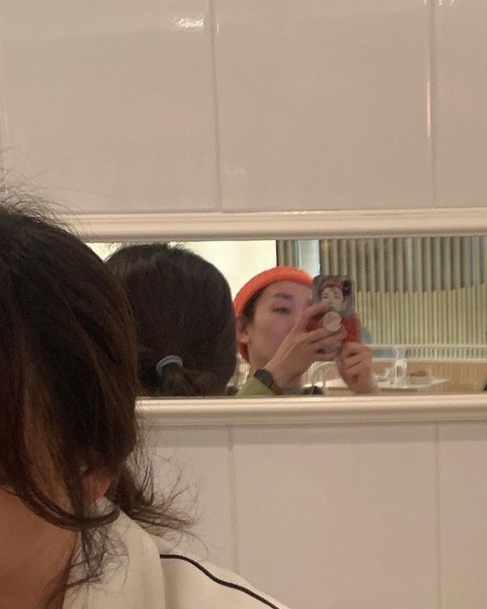 Actor Ji-woo Kim showed off his delightful friendship with musical actor Kim Ho Young.Ji-woo Kim uploaded several photos on March 10th with an article entitled cute Kim Hoi on a personal Instagram.In the photo, Ji-woo Kim is fixing his lips makeup while looking at the mirror.In the mirror behind Ji-woo Kim, Kim Ho Young, who is focused on his eyes to shoot her, is seen and laughs.Ji-woo Kim mentioned in Instagram Kim Hoi is presumed to be a nickname for Kim Ho Young.Ji-woo Kim and Kim Ho Young are known to have made a friendship with a common denominator called musical, and they worked together in the musical King Kibbutz in 2018.Choi Yu-jin