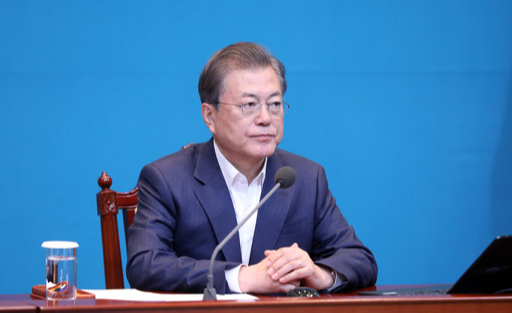 문재인 대통령이 9일 오후 청와대 여민관에서 수석·보좌관회의를 주재하고 있다. 뉴시스