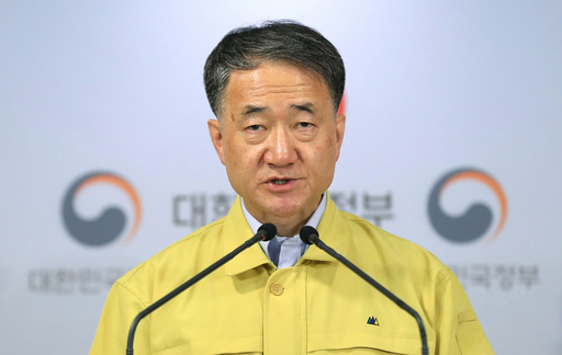 박능후 보건복지부 장관이 지난 8일 정부서울청사에서 브리핑 하고 있는 모습. 연합뉴스