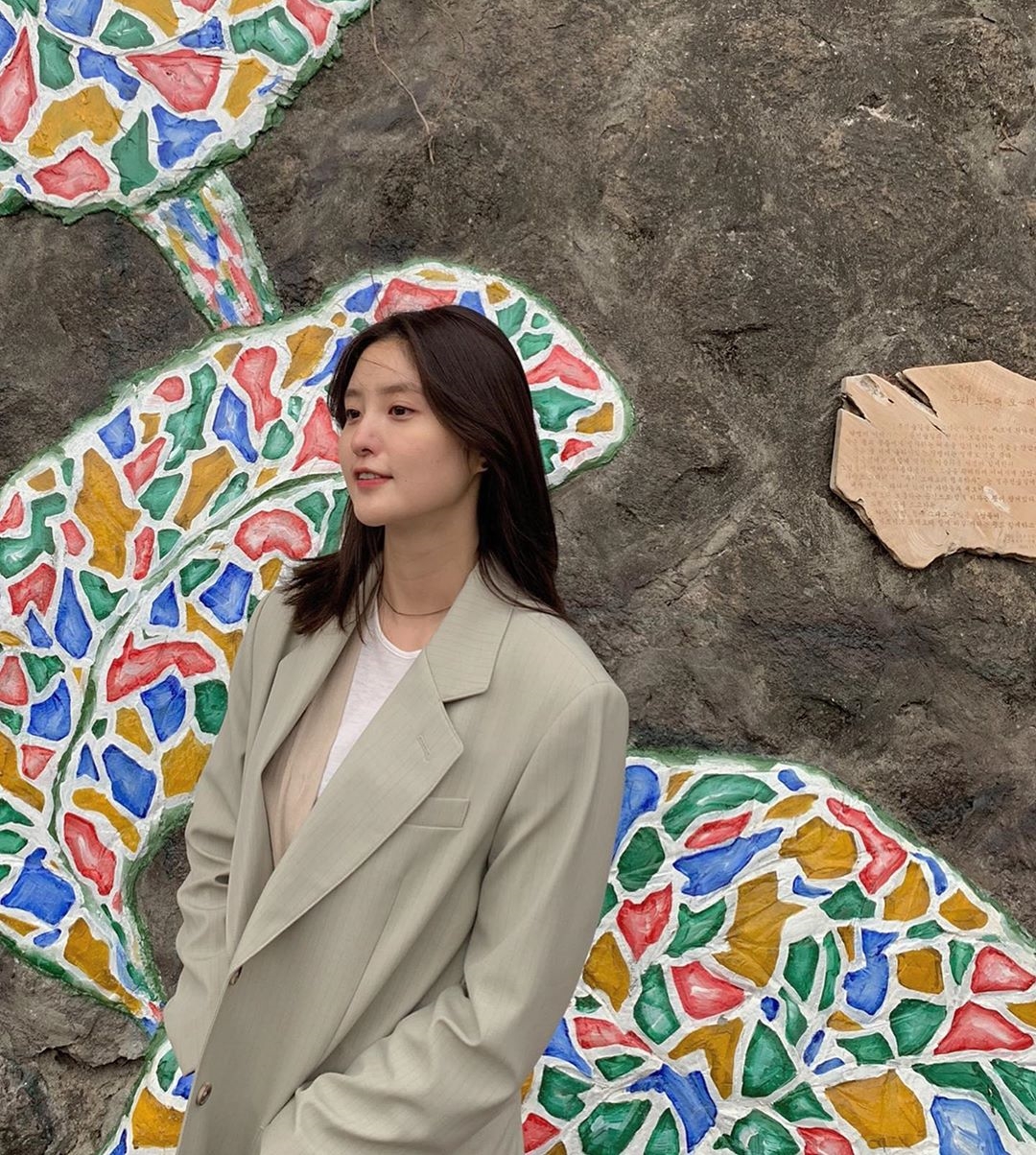 Girl group EXID Zheng He boasted a fresh look.On the 10th, Zheng He posted two photos on his Instagram and reported the recent situation.In the open photo, Zheng He posed in front of a colorful mural with a light beige jacket that matches the warm spring weather.Light makeup and a bald cheek accentuate Zheng Hes innocent look.Fans welcomed the response such as Its been a long time, I want to see and Its a goddess.Zheng He made his debut with EXID in 2012 and was loved by hits such as Up and Down, Aye, Hot Pink, DDD, Night rather than Day.Photo Zheng He SNS